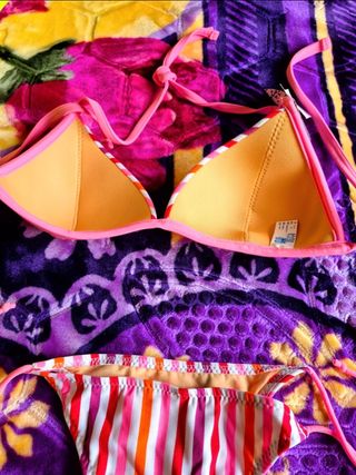 Bikini a rayas naranja y rosa