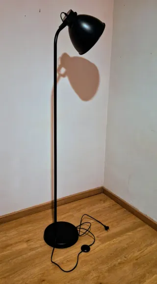 Lámpara de pie Sklum Negra.