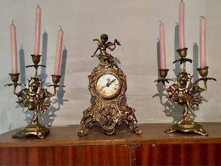 Reloj de bronce y dos candelabros