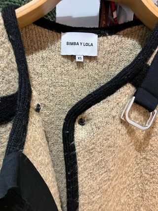 Abrigo amplio BIMBA Y LOLA beige y negro