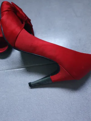 Zapatos de tacón rojos con lazo