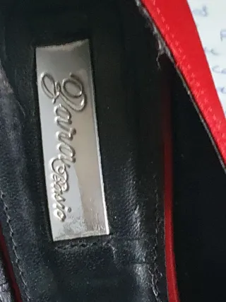 Zapatos de tacón rojos con lazo