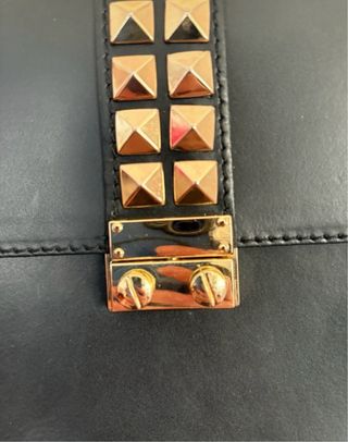 Borsetta nera con borchie dorate