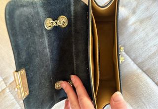 Borsetta nera con borchie dorate