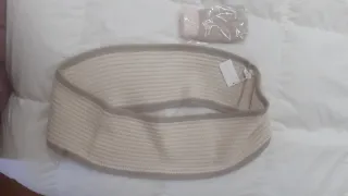 Bufanda y guantes de lana beige y marrón claro