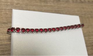 Pulsera ajustable con circonitas rojas