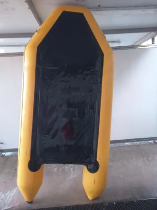 Lancha hinchable amarilla