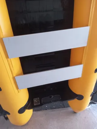 Lancha hinchable amarilla