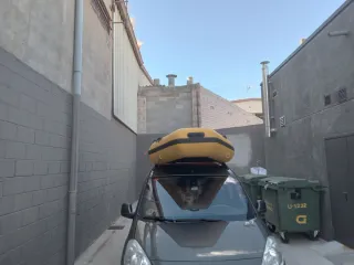 Lancha hinchable amarilla