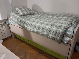 Dormitorio juvenil: cama nido, masa y estantería
