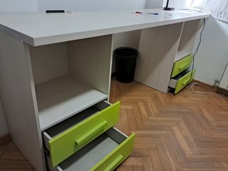 Dormitorio juvenil: cama nido, masa y estantería