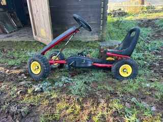 Coche a pedales rojo y negro