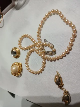 Lote bisutería vintage dorada: collar perlas y pen