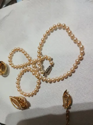 Lote bisutería vintage dorada: collar perlas y pen