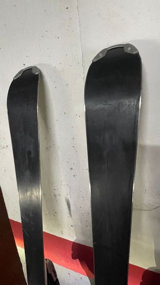 Esquís blancos con fijaciones