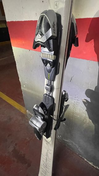 Esquís blancos con fijaciones