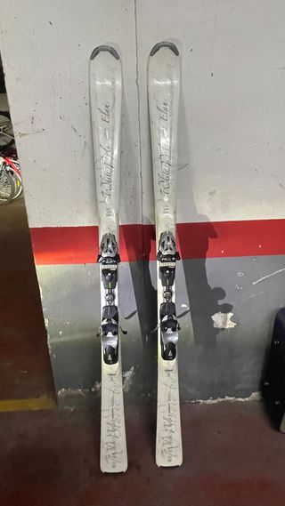 Esquís blancos con fijaciones