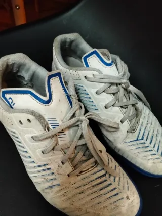 Zapatillas deportivas blancas y azules