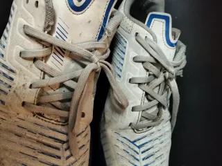 Zapatillas deportivas blancas y azules