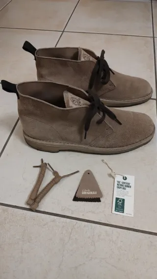 Clarks Desert Boots Uomo in suede colore Wolf.