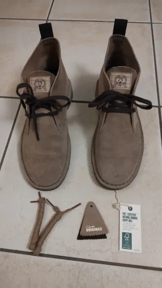 Clarks Desert Boots Uomo in suede colore Wolf.