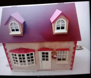 Casa de muñecas de madera
