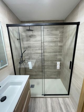 INSTALACIÓN DE DUCHAS Y REFORMAS DE BAÑOS**