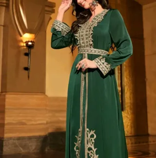 Vestido de fiesta verde con detalles dorados