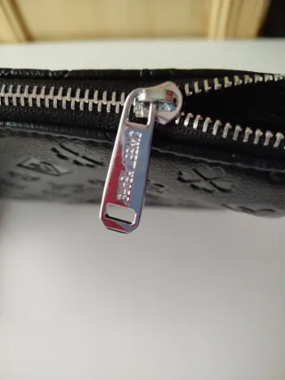 Bolso Negro con estampado con relieve