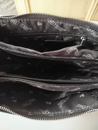 Bolso Negro con estampado con relieve