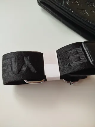 Bolso Negro con estampado con relieve