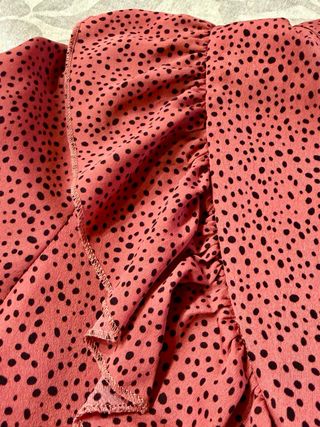 Camisa rosa de volantes con topos negros