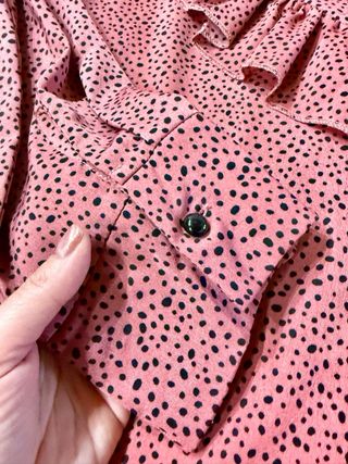 Camisa rosa de volantes con topos negros