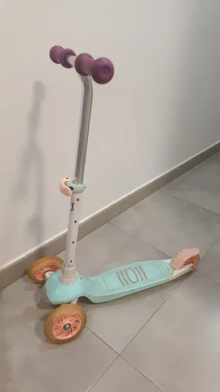 Patinete infantil 3 ruedas, con luces.