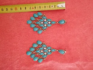 Pendientes largos dorados con piedras turquesa