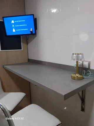 Barra de cocina gris y blanca