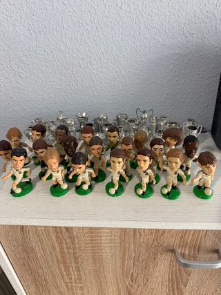 Figuras Real Madrid 00/01 tipo “cabezón” + trofeos