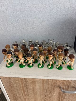 Figuras Real Madrid 00/01 tipo “cabezón” + trofeos