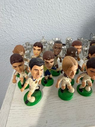 Figuras Real Madrid 00/01 tipo “cabezón” + trofeos