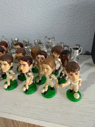 Figuras Real Madrid 00/01 tipo “cabezón” + trofeos