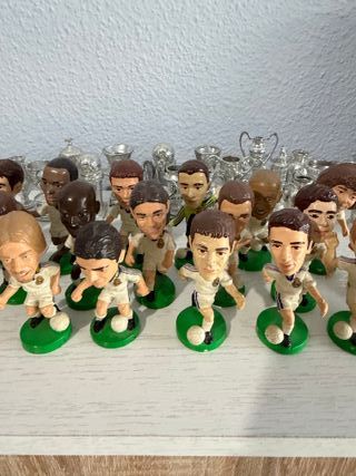 Figuras Real Madrid 00/01 tipo “cabezón” + trofeos