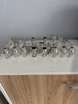 Figuras Real Madrid 00/01 tipo “cabezón” + trofeos