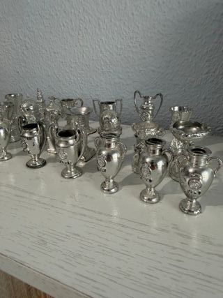 Figuras Real Madrid 00/01 tipo “cabezón” + trofeos