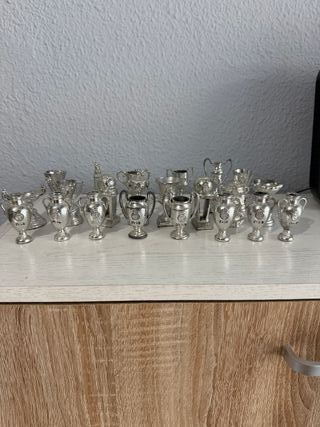 Figuras Real Madrid 00/01 tipo “cabezón” + trofeos