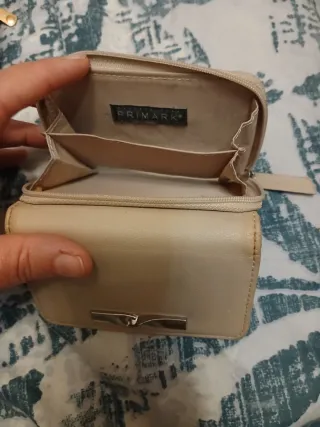 Billetera beige con detalle metálico