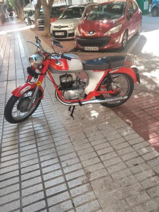 Moto Clásica Roja y Plateada