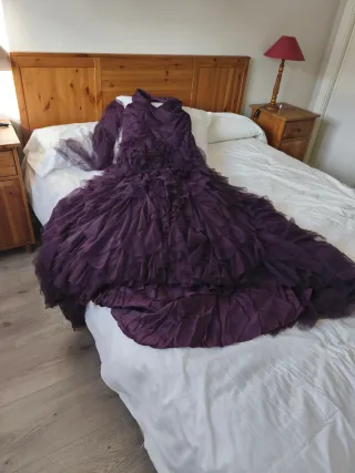 Vestido largo morado con volantes