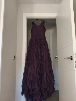 Vestido largo morado con volantes
