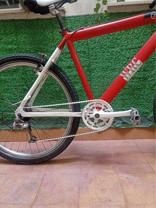 Bicicleta de montaña roja
