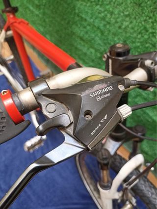 Bicicleta de montaña roja